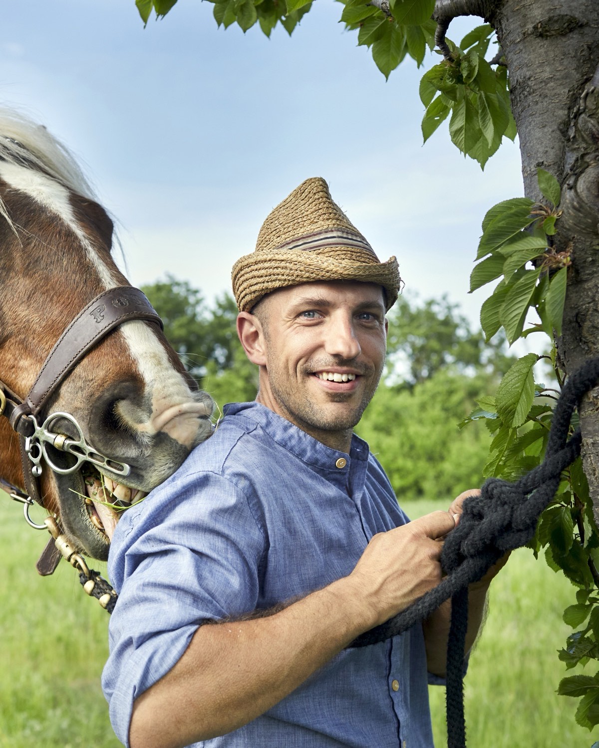 Christof Gerlitz, Fuhrmann und Pferdearbeiter aus der Oststeiermark, neben seinem Pferd